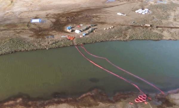 Спасатели собрали 650 кубометров топлива с места разлива в Норильске - govoritmoskva.ru - Норильск