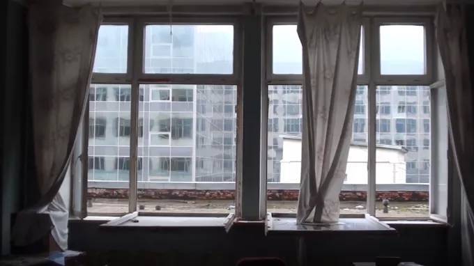 Трехлетний малыш выпал из окна четвертого этажа в Луге - piter.tv - Ленинградская обл.