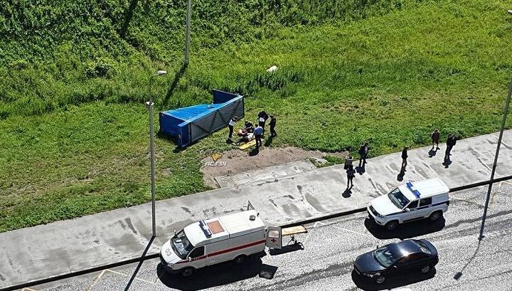 В Новосибирске мужчина пострадал из-за упавшей от сильного ветра остановки - vesti.ru - Новосибирск