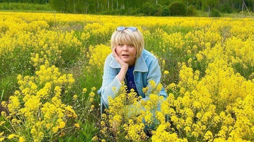 Юлия Меньшова - «Заядлая дачница» Юлия Меньшова в соломенной шляпке радуется лету - 5-tv.ru