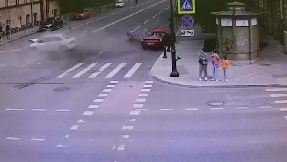 Пассажирка Volkswagen Polo, попавшая в ДТП с Ferrari, в тяжелом состоянии. - riafan.ru - район Северной