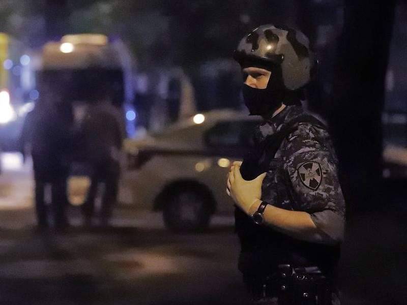 Бывший чиновник мэрии Москвы открыл стрельбу из окон, ранив прохожих - dayonline.ru - Москва - Россия