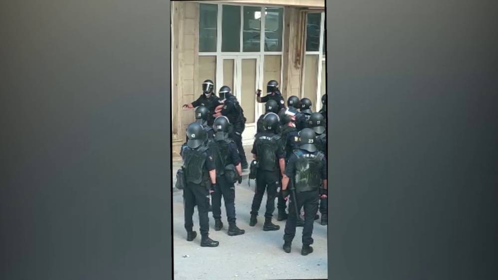 В Баку задержаны 11 человек, сопротивлявшихся сотрудникам полиции.ВИДЕО - aze.az - Азербайджан - Баку