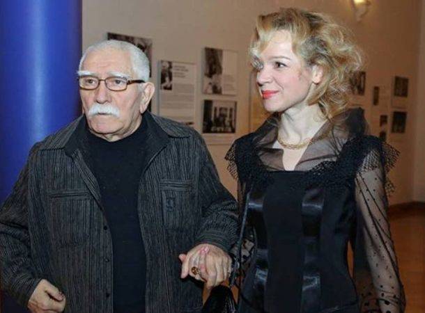 Армен Джигарханян - Виталина Цымбалюк-Романовская - "Едва откачали": Цымбалюк-Романовской стало плохо после известия об инсульте у Джигарханяна - bimru.ru