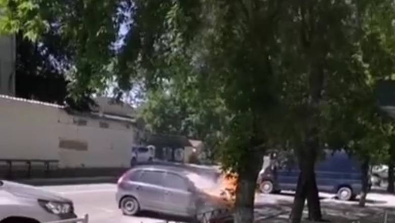 В Тюмени сгорела синяя «Лада Калина». Видео - nashgorod.ru - Тюмень