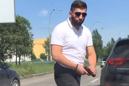 Олег Ляшко - Охранник экс-депутата Рады угрожал пистолетом не пропустившему его водителю - lenta.ru - Украина - Киев