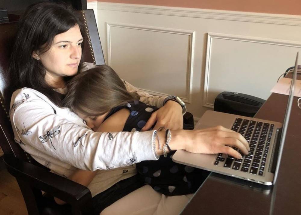 18 фотографий родителей, которые пытаются работать из дома вместе с детьми: забавные фото - 24tv.ua