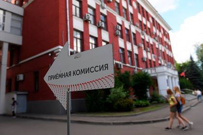 Михаил Мишустин - Российским выпускникам разрешили подавать документы в вузы до ЕГЭ - lenta.ru