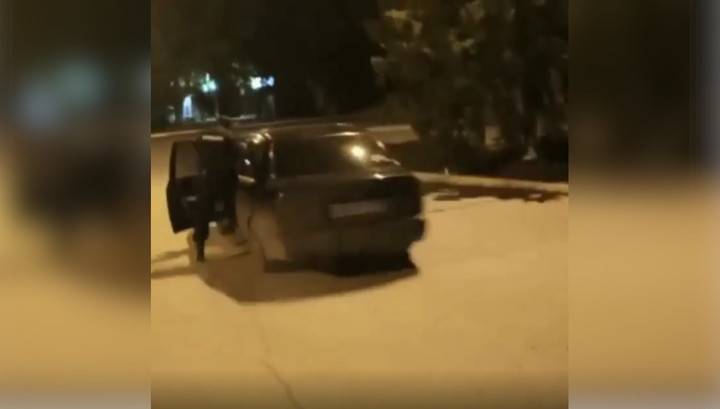 Пьяная меломанка "прокатила" полицейского на двери своей машины. Видео - vesti.ru - Ростовская обл. - Шахтинск