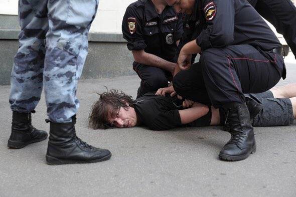 Константин Коновалов - Суд признал законным штраф дизайнеру, которому сломали ногу перед акцией протеста - theins.ru
