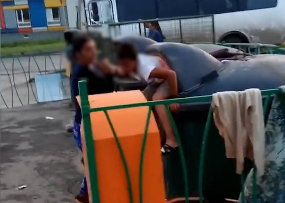 Россиянки засунули ребенка в мусорный бак в поисках просроченных продуктов - newsland.com - Россия - респ. Татарстан - Казань