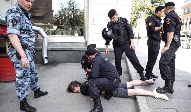 Константин Коновалов - Мосгорсуд подтвердил штраф дизайнеру Коновалову, которому сломали ногу на митинге - newizv.ru - Москва