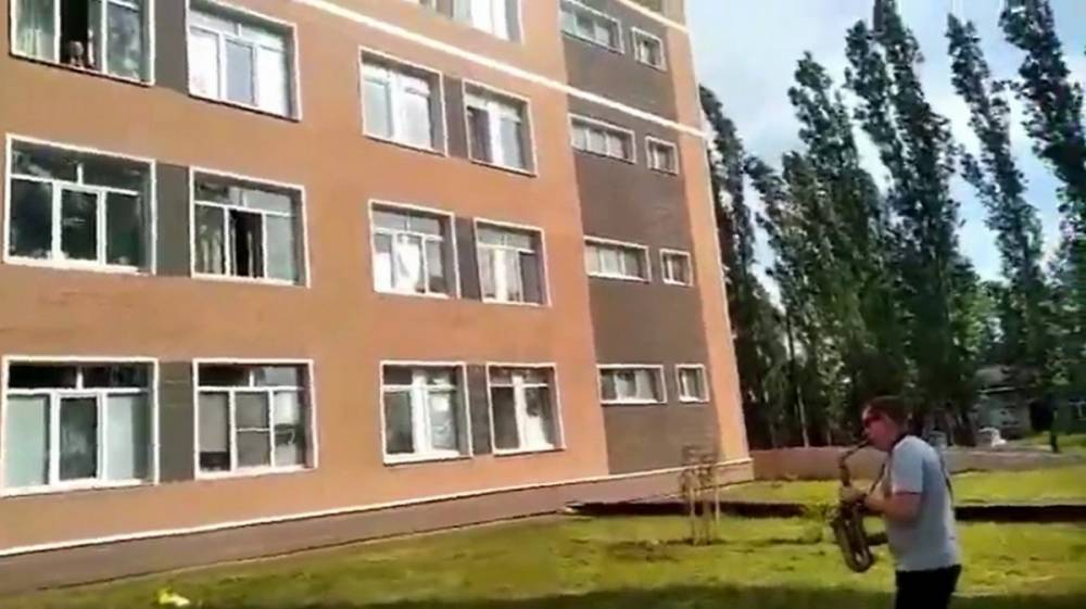 В Воронеже заболевшего COVID-19 именинника поздравили концертом под окнами больницы - vestivrn.ru - Воронеж