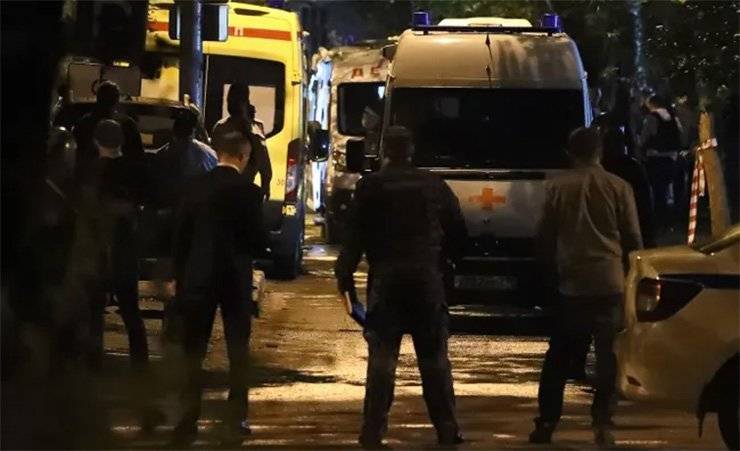 Житель Москвы открыл из окна стрельбу по прохожим. Квартиру взяли штурмом, стрелявший получил ранения и умер в больнице - gomel.today - Москва