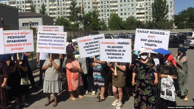 Алмазбек Атамбаев - В Бишкеке проходит митинг против Алмазбека Атамбаева - dialog.tj - Киргизия - Бишкек