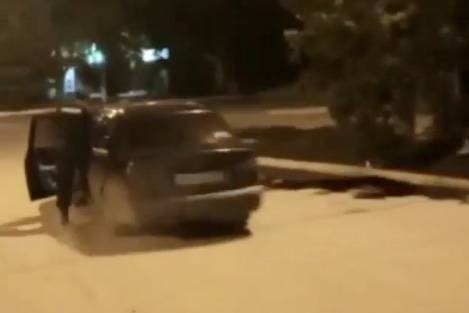 Женщина провезла полицейского на двери автомобиля под Ростовом - vm.ru - Россия - Ростовская обл.