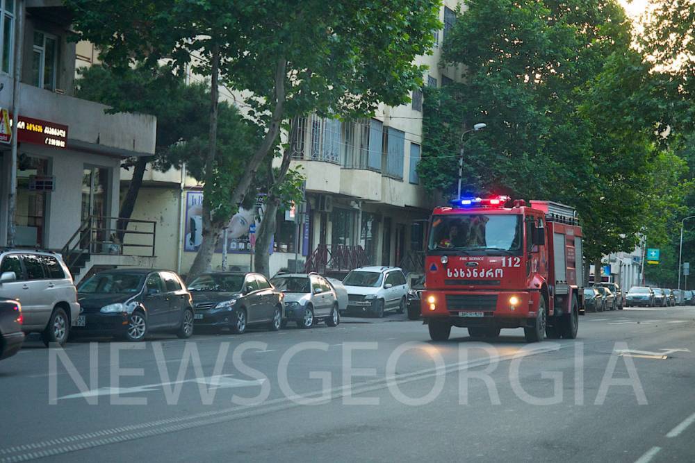 Пожарные в Мухиани вывели пятерых человек из задымленной квартиры - newsgeorgia.ge - Грузия - Тбилиси