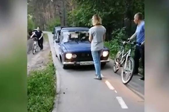 В тюменском парке «Жигули» заехали на велодорожку. ГИБДД оштрафовала их на 17 тыс. рублей - znak.com - Тюмень