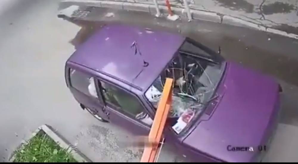 Неудачливый водитель «Оки» врезался в шлагбаум и рассмешил Сеть - vm.ru