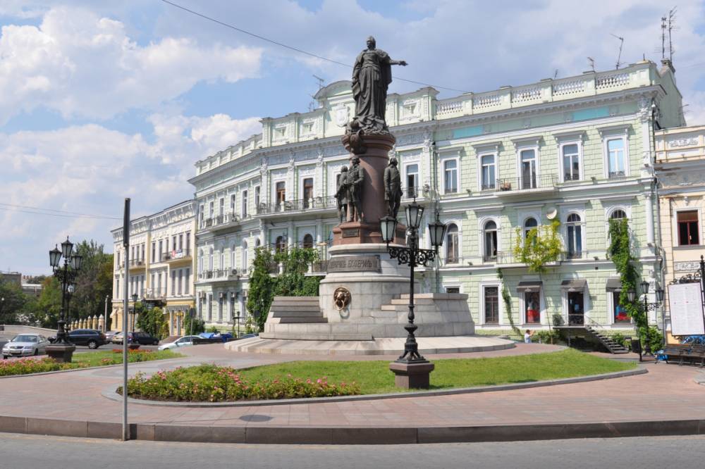 Екатерина II - В Одессе мужчина залез на памятник основателям города и начал тереть голову статуи Екатерины II - newsone.ua - Украина - Одесса
