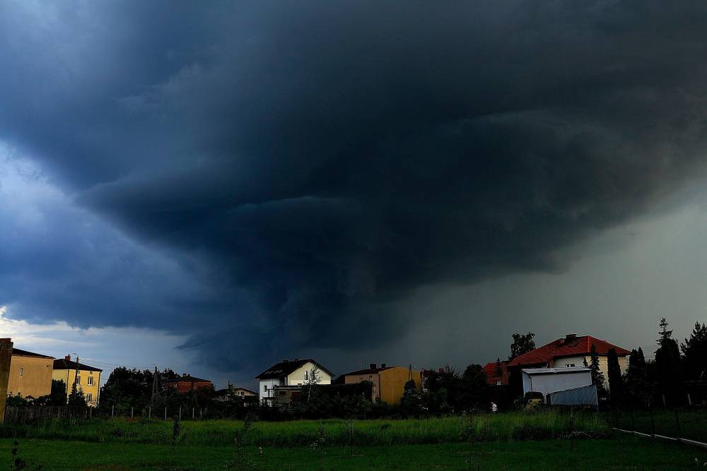 Польшу накрыла мощная непогода: ветер срывал крыши и ломал деревья, есть пострадавшая – видео - 24tv.ua - Польша - Чехия