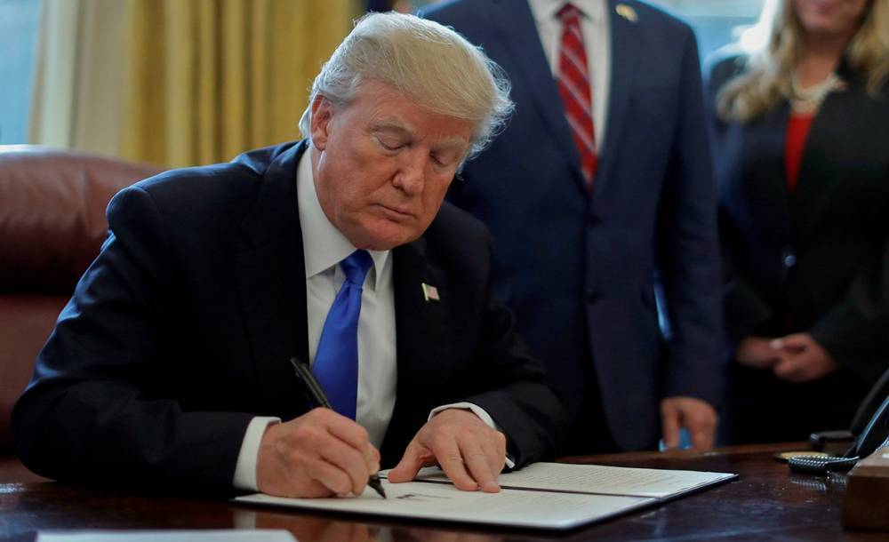 Дональд Трамп - Трамп подпишет законопроект о санкциях за притеснение уйгуров в Китае - news-front.info - Китай - США - Вашингтон - район Синьцзян-Уйгурский