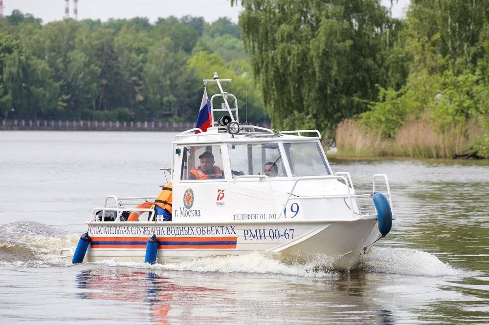 Спасатели вытащили из пруда ребенка на востоке Москвы - vm.ru - Москва
