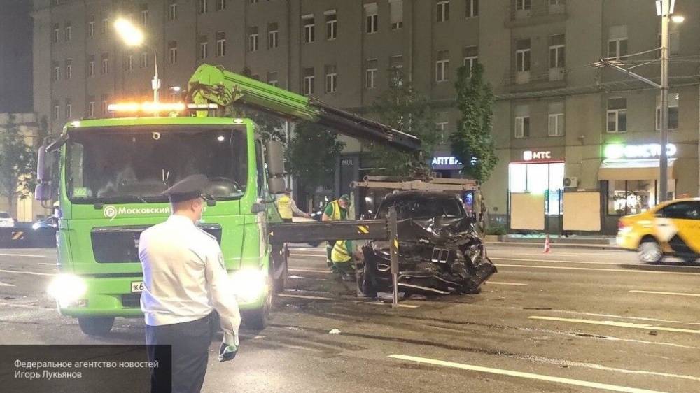 Михаил Ефремов - Искореженные автомобили убирают с места ДТП с участием актера Ефремова - nation-news.ru