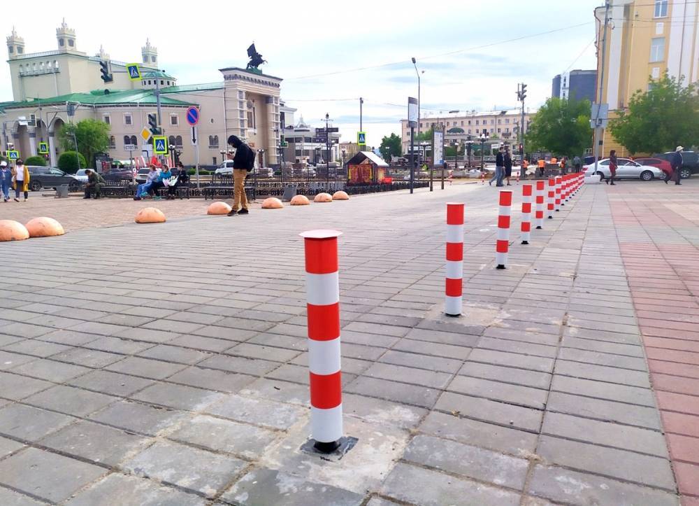На центральной площади Улан-Удэ бетонные полусферы заменили на столбики - infpol.ru - Улан-Удэ