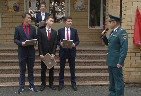 Александр Моор - Моор наградил троих ялуторовских старшеклассников, спасших бабушку из горящего дома - znak.com - Тюменская обл. - Ялуторовск