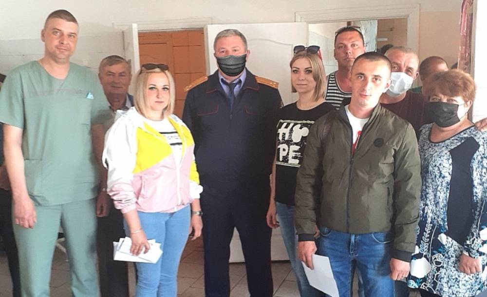 Следователю пририсовали маску на фото со встречи с медиками - gubdaily.ru - Белгородская обл. - Белгород