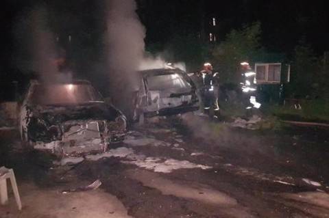 В Киеве пожар уничтожил два автомобиля - mignews.com.ua - Киев