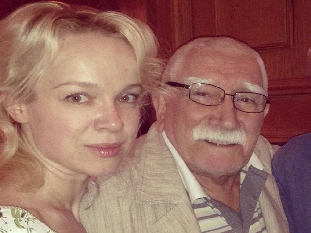 Армен Джигарханян - Виталина Цымбалюк-Романовская - «Отобрали телефон и не дают общаться»: экс-супруга Армена Джигарханяна обвинила его родных в сокрытии информации - privet-rostov.ru