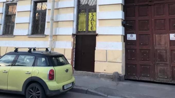 Петербуржцев возмутила металлическая дверь на историческом здании в центре города - piter.tv - Санкт-Петербург