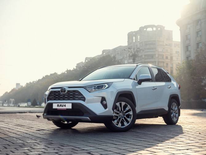 Toyota RAV4 в мае вернул лидерство в своем сегменте - autostat.ru - Россия - Санкт-Петербург