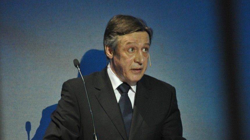Михаил Ефремов - Камера наблюдения сняла, как Ефремов покупает алкоголь в 11 утра - 5-tv.ru - Москва