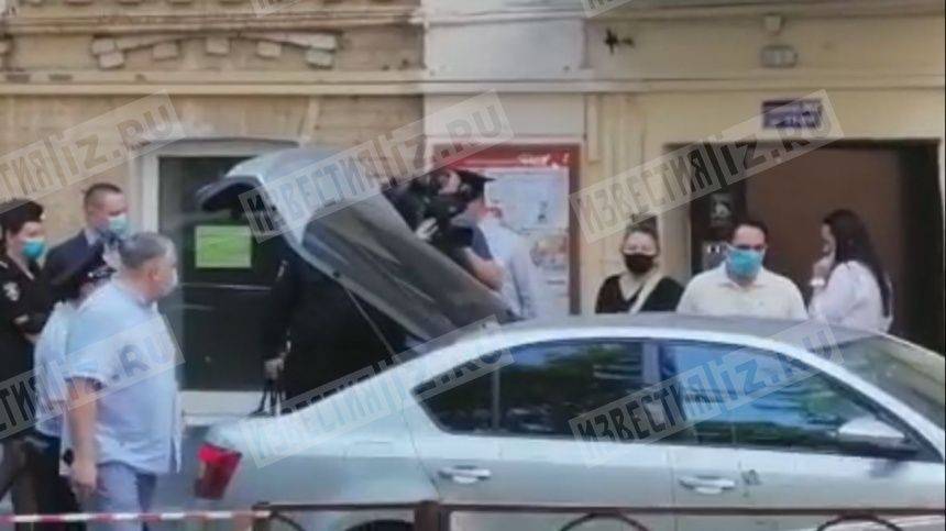 Михаил Ефремов - Полицейские вывели Ефремова из дома, посадили в машину и увезли - 5-tv.ru