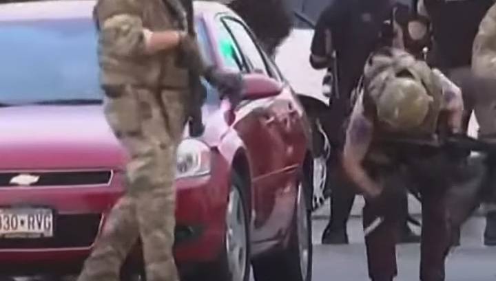 Полицейские США прокалывают шины на автомобилях всем подряд (видео) - vesti.ru - США - New York - шт. Миннесота