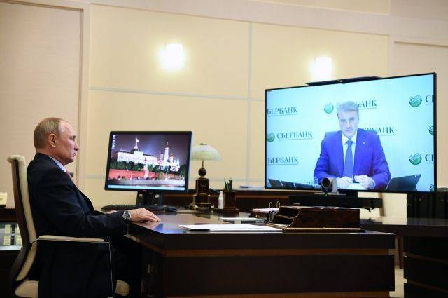 Владимир Путин - Герман Греф - Путин поздравил Грефа с признанием Сбербанка лучшим банком мира - aif.ru - Россия