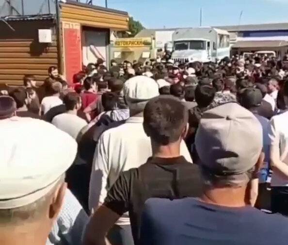 В Дагестане из-за полицейского произвола начался стихийный митинг - readovka.ru - респ. Дагестан - район Карабудахкентский