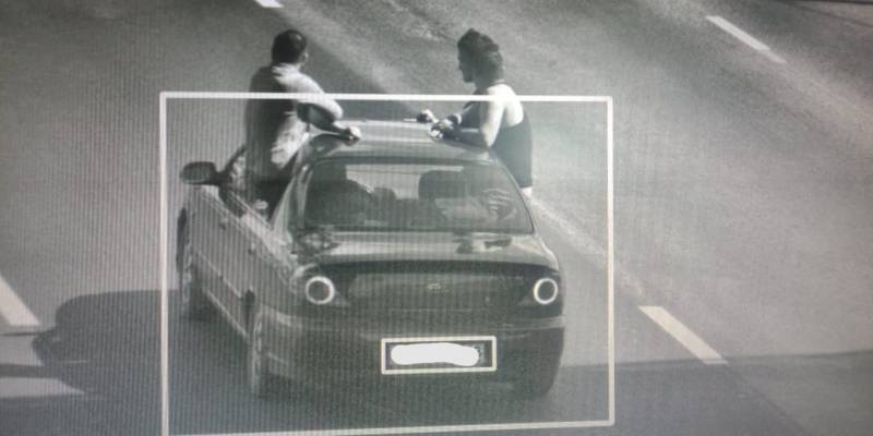 В Уфе трое парней вылезли в окно автомобиля прямо во время движения - news102.ru - Уфа - район Мечетлинский