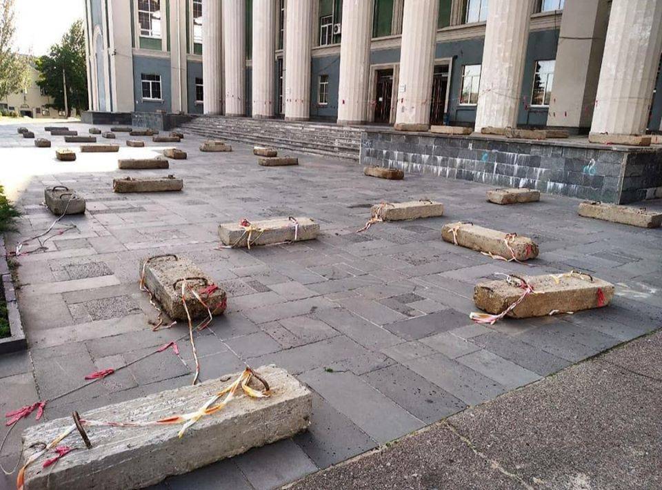 В Северодонецке площадь перед ДК Химиков заставили бетонными блоками, чтобы дети не катались на скейтах - vchaspik.ua - Северодонецк