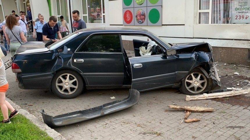 Полицейский въехал в толпу прохожих в Воронеже — видео - 5-tv.ru - Воронеж