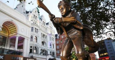Гарри Поттер - Джоан Роулинг - Мэри Поппинс - В Лондоне открыли памятник "парящему" на метле Гарри Поттеру - ren.tv - Англия - Лондон