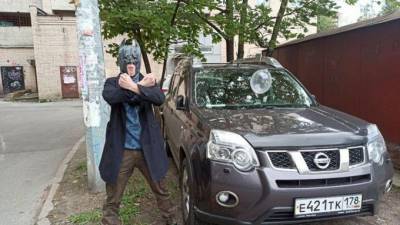 Питер Онлайн - Мститель в маске Бэтмэна развесил презервативы на авто нарушителей парковки - piter.tv - Санкт-Петербург