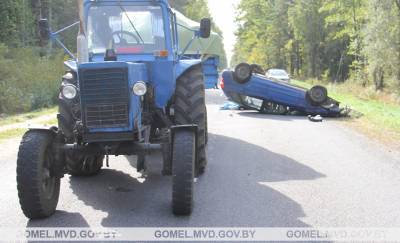 В Ветковском районе женщина-водитель хотела обогнать трактор, но врезалась в прицеп. Есть погибший - gomel.today - район Ветковский