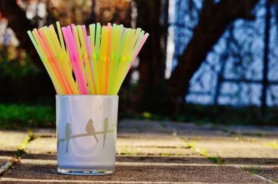 В Великобритании с 1 октября запрещены пластиковые соломинки и ватные палочки - vchaspik.ua - Англия - с. 1 Октября