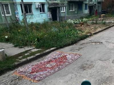 В Запорожье на дороге постелили ковер, чтобы перекрыть слишком большие дыры - golos.ua - Украина - Запорожье - район Запорожья