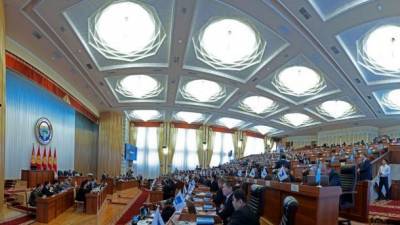 Сооронбай Жээнбеков - Парламент Кыргызстана собирается на внеочередное заседание - ru.espreso.tv - Киргизия - Бишкек - Азия