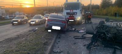 Жесткое ДТП с участием трех автомобилей перекрыло движение между микрорайонами в Петрозаводске - stolicaonego.ru - Петрозаводск - республика Карелия